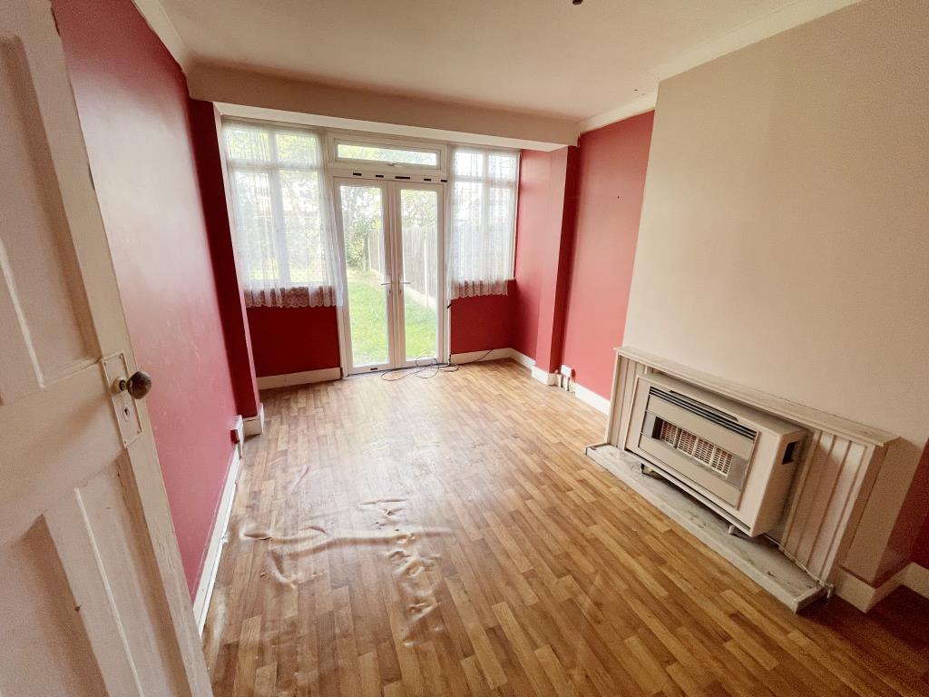 Lot: 31 - THREE BEDROOM SEMI-DETACHED HOUSE FOR IMPROVEMENT - Dining room